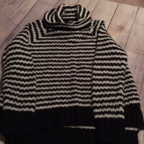 ❄️Oversized Striped cowl neck sweater cheap!!❄️ - Picture 2 of 4